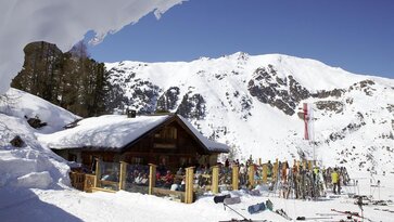 Schneebedecke Hütte